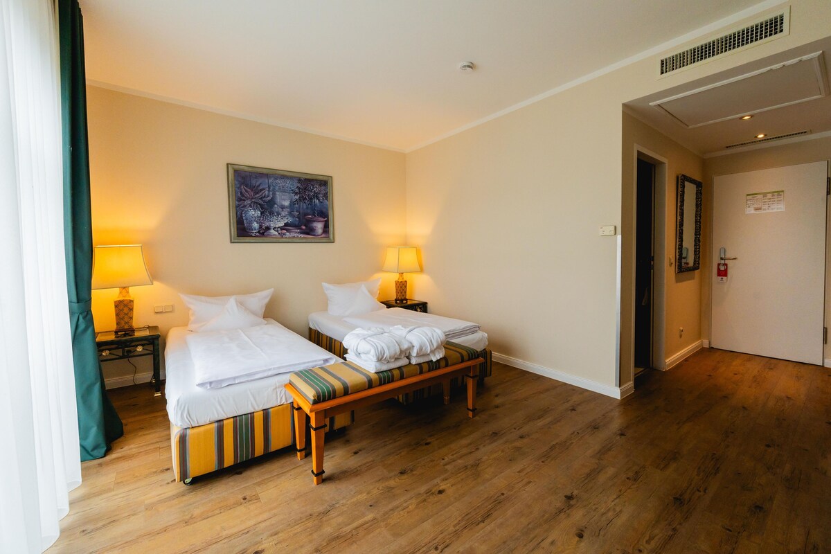 Comfort kamer, 2 eenpersoonsbedden | Luxe beddengoed, een kluis op de kamer, een bureau, een laptopwerkplek