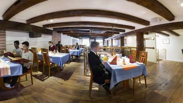 Frühstück (14 EUR pro Person)