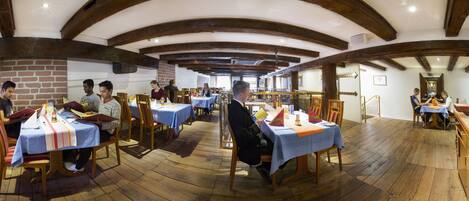 Breakfast (EUR 14 per person)