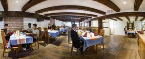 Breakfast (EUR 14 per person)