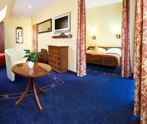 1 bedroom, desk, WiFi