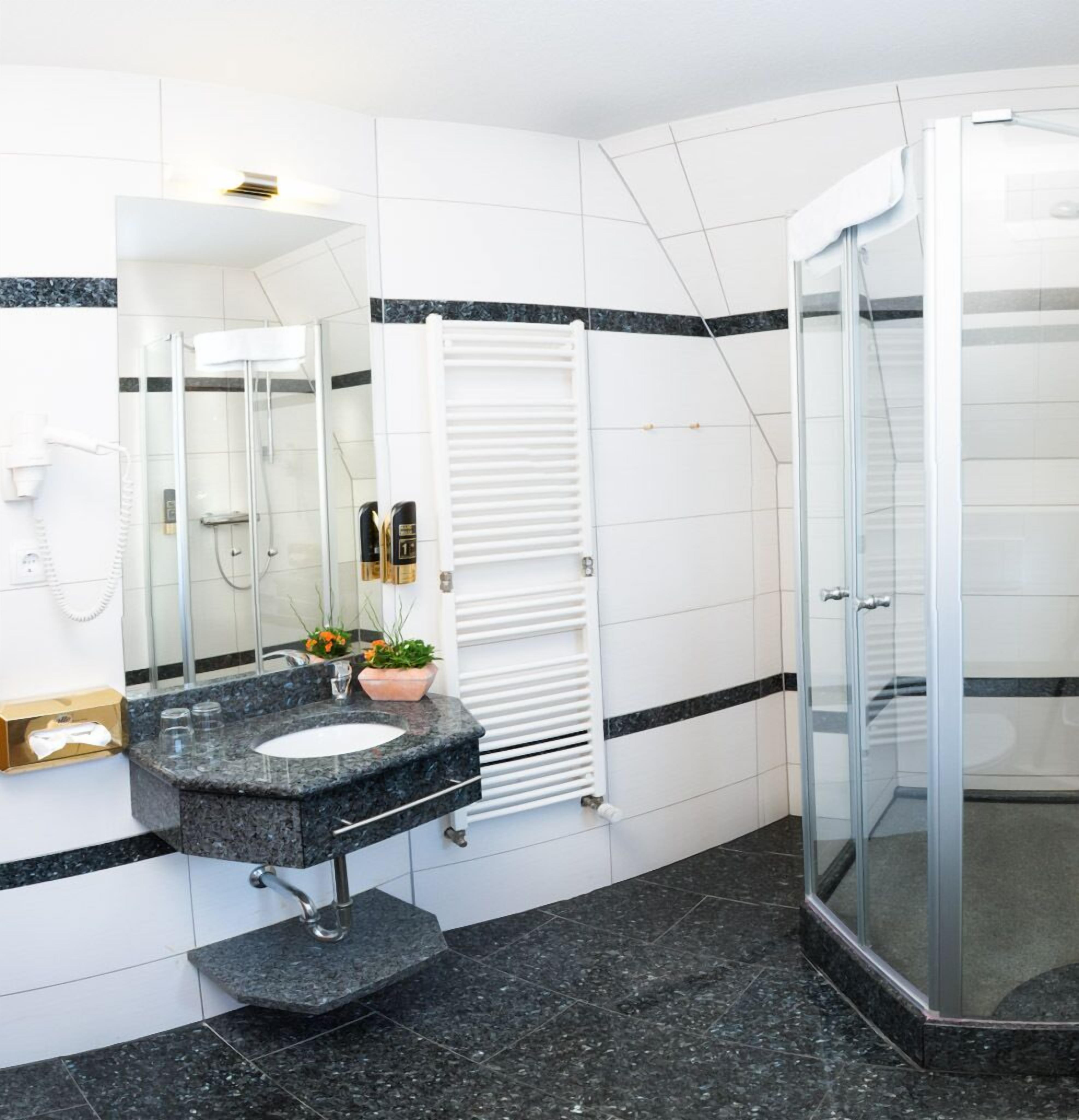 Größere Doppelzimmer | Badezimmer | Dusche, Haartrockner, Handtücher
