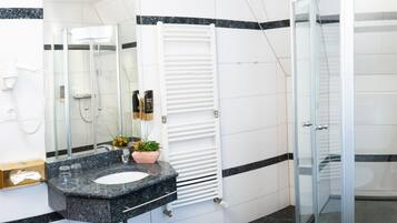 Größere Doppelzimmer | Badezimmer | Dusche, Haartrockner, Handtücher
