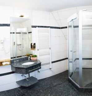 Habitación estándar con 1 cama matrimonial o 2 individuales | Baño | Regadera, secadora de cabello, toallas 