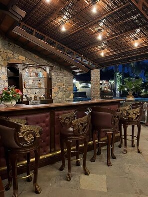 2 restaurantes; se sirve desayuno, almuerzo y cena