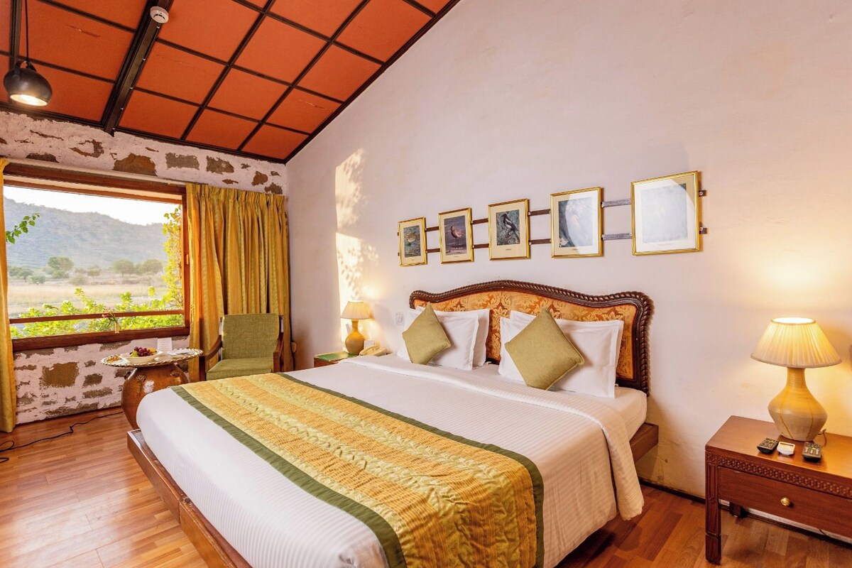 Deluxe Room, 1 Double or 2 Twin Beds | Minibar (some free items), in-room safe, iron/ironing board (on request)