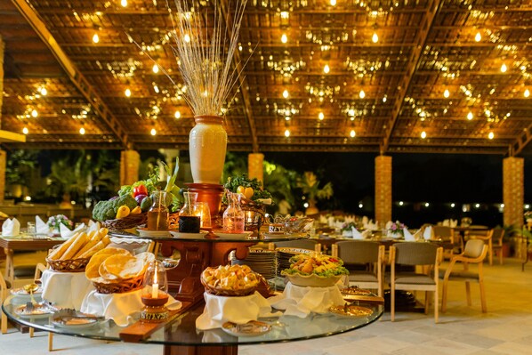 2 restaurants, breakfast served - Shikarbadi Hotel (Udaipur)