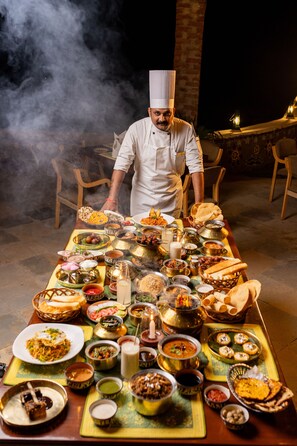 2 restaurants, breakfast served - Shikarbadi Hotel (Udaipur)