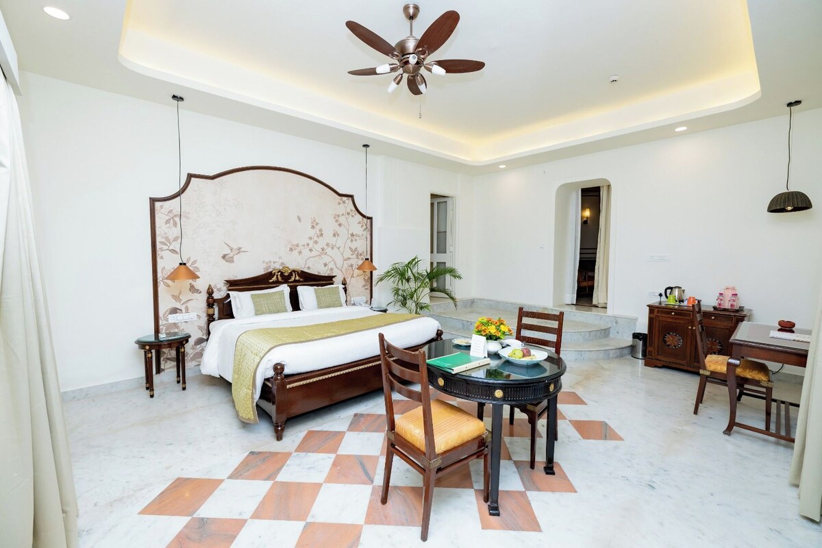 Deluxe Suite | Minibar (some free items), in-room safe, iron/ironing board (on request)