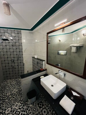 Deluxe Suite | Bathroom | Combined shower/tub, free toiletries, hair dryer, bathrobes - Shikarbadi Hotel (Udaipur)