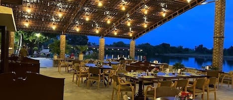 2 restaurants, breakfast served