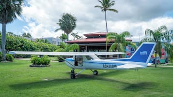 Una avioneta con registro BQN603PP estacionada en un césped.