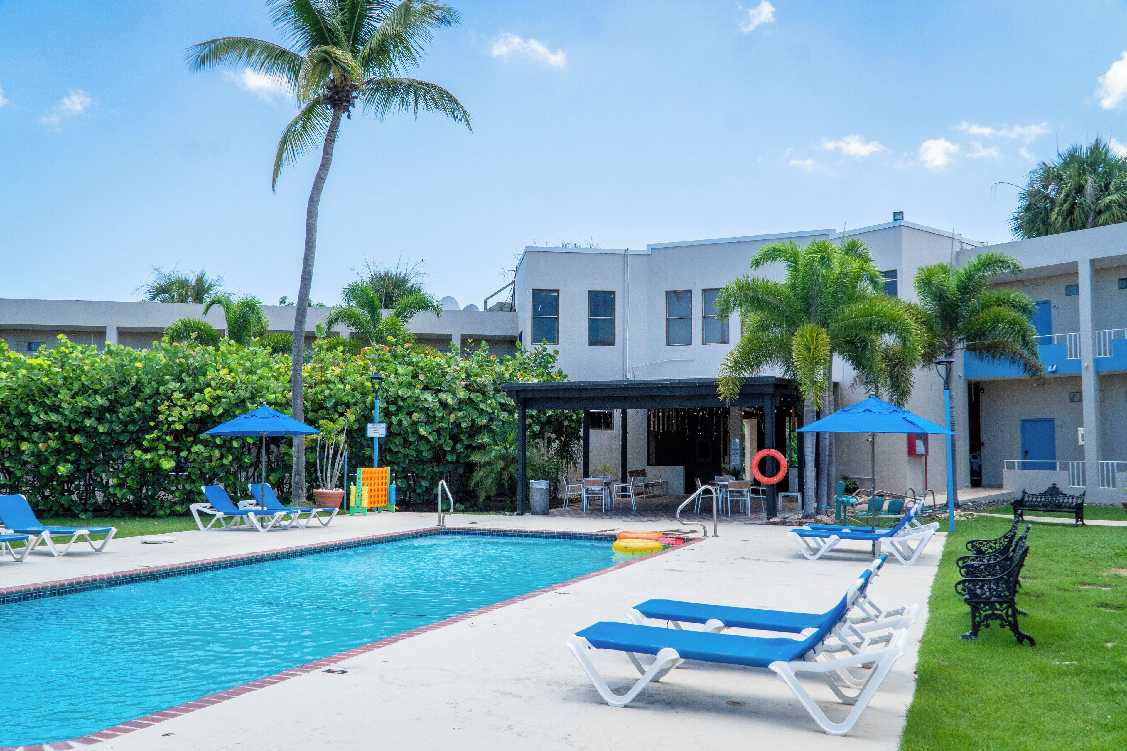 2 outdoor pools, pool loungers