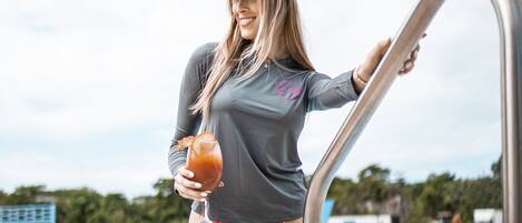 2 piscines extérieures, chaises longues