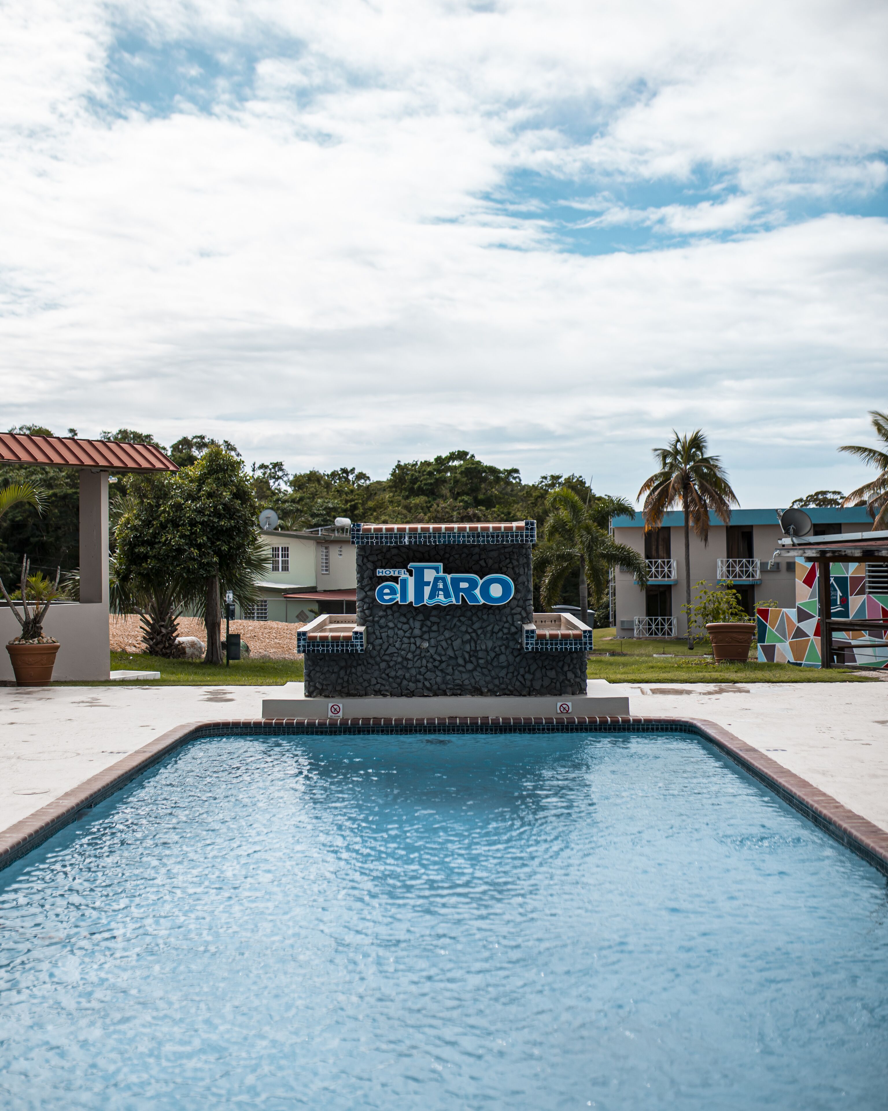 2 outdoor pools, pool loungers