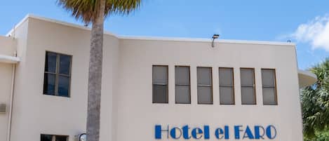 A building with a sign reading "Hotel el Faro".