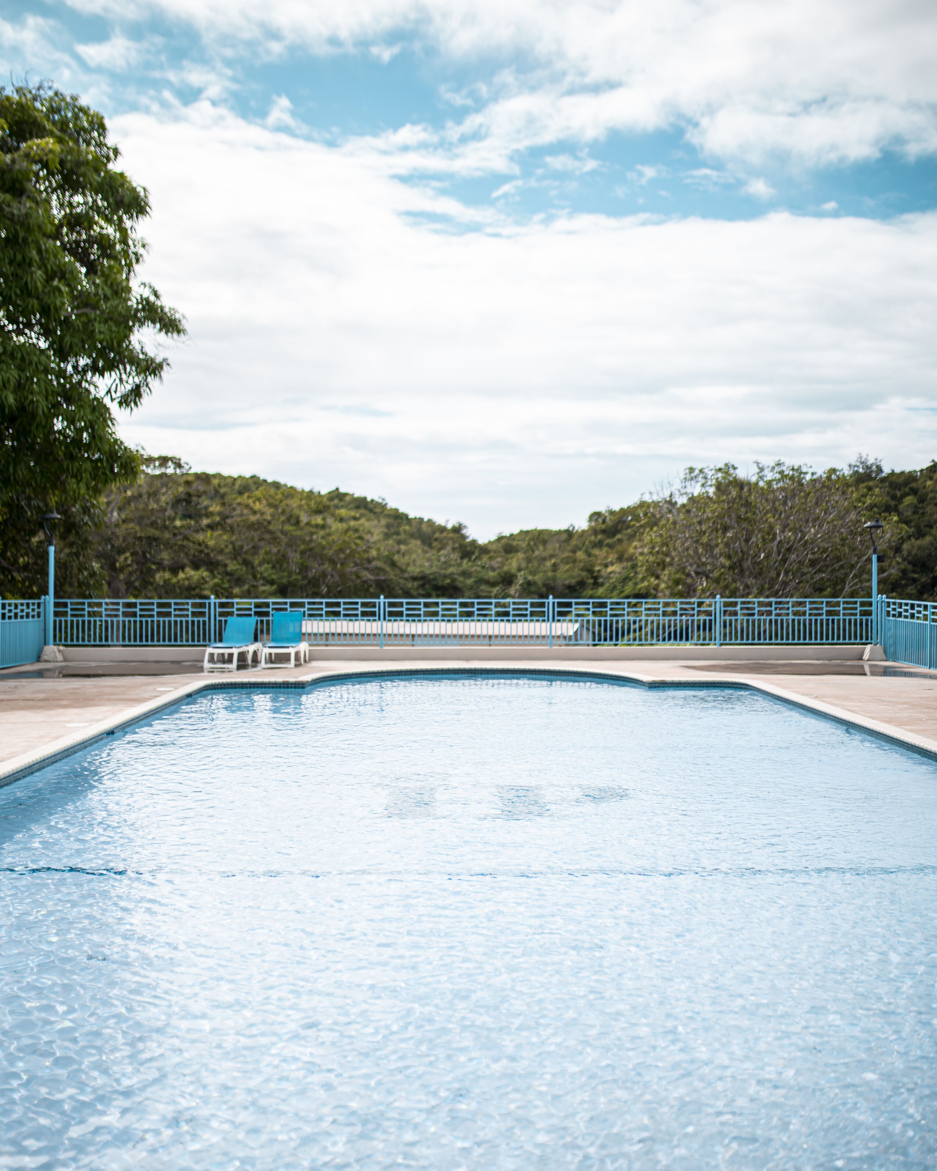 2 outdoor pools, pool loungers