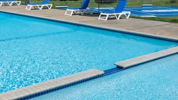 2 outdoor pools, pool loungers