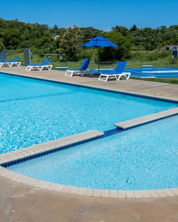 2 outdoor pools, sun loungers