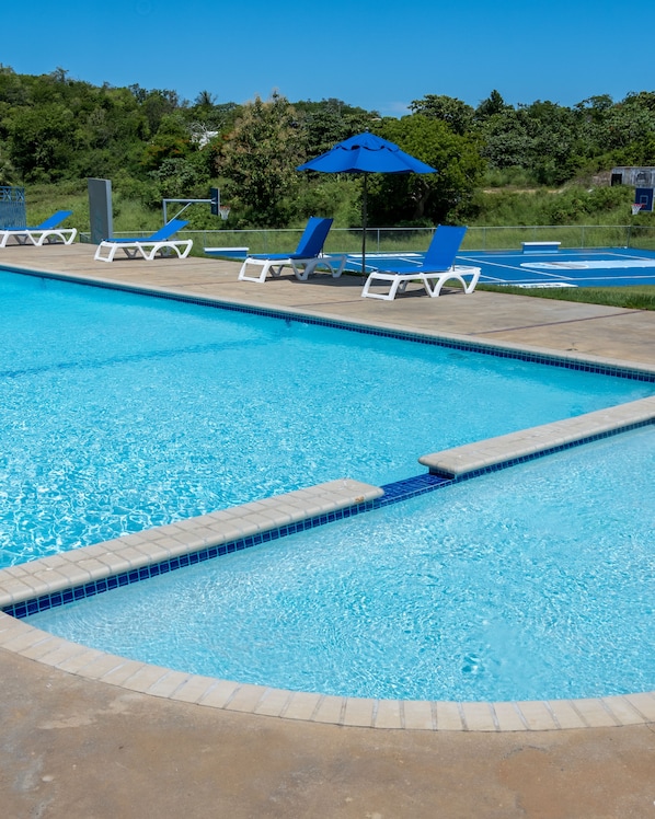 2 outdoor pools, pool loungers