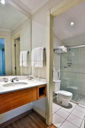 Executive-sviitti, 1 keskisuuri parisänky | Kylpyhuone | Suihku, hiustenkuivaaja, pyyhkeet