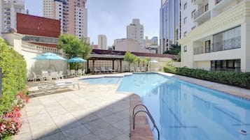 Kolam renang outdoor, dengan kursi berjemur