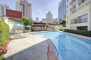 Outdoor pool, pool loungers - Quality Suites Vila Olimpia (São Paulo)