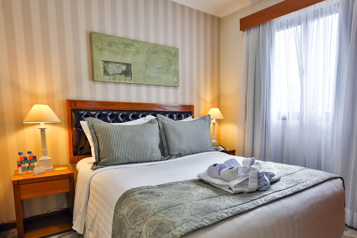 Svit - 1 queensize-säng | 1 sovrum, minibar, värdeförvaringsskåp på rummet och skrivbord