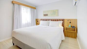 Suite, 1 cama Queen size | Minibar, caja de seguridad en la habitación y escritorio