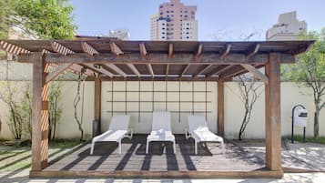 Kolam renang outdoor, dengan kursi berjemur