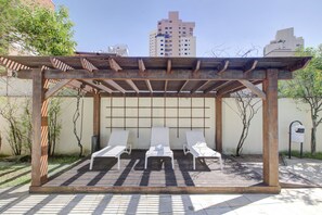 Outdoor pool, pool loungers - Quality Suites Vila Olimpia (São Paulo)