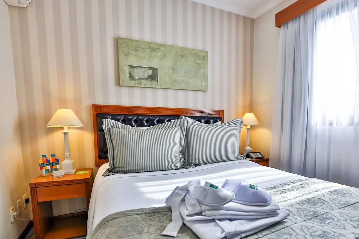 1 sovrum, minibar, värdeförvaringsskåp på rummet och skrivbord