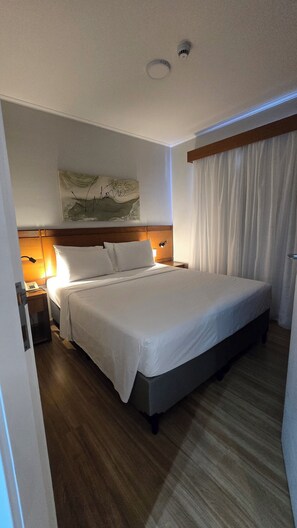Minibar, caja fuerte, escritorio y cortinas opacas