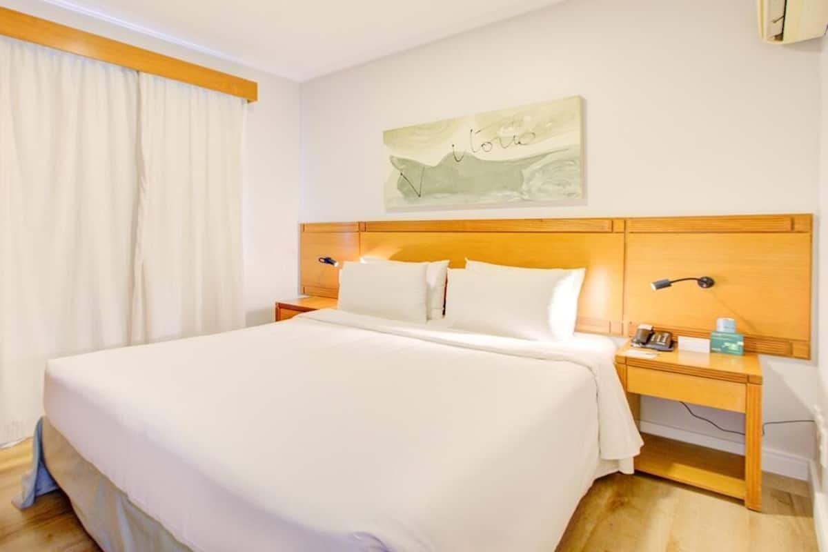 Minibar, caja de seguridad en la habitación y escritorio