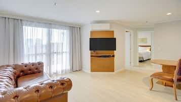 Suite Business Class, 1 Queen Bed, Non Smoking | Living area | TV, pay movies