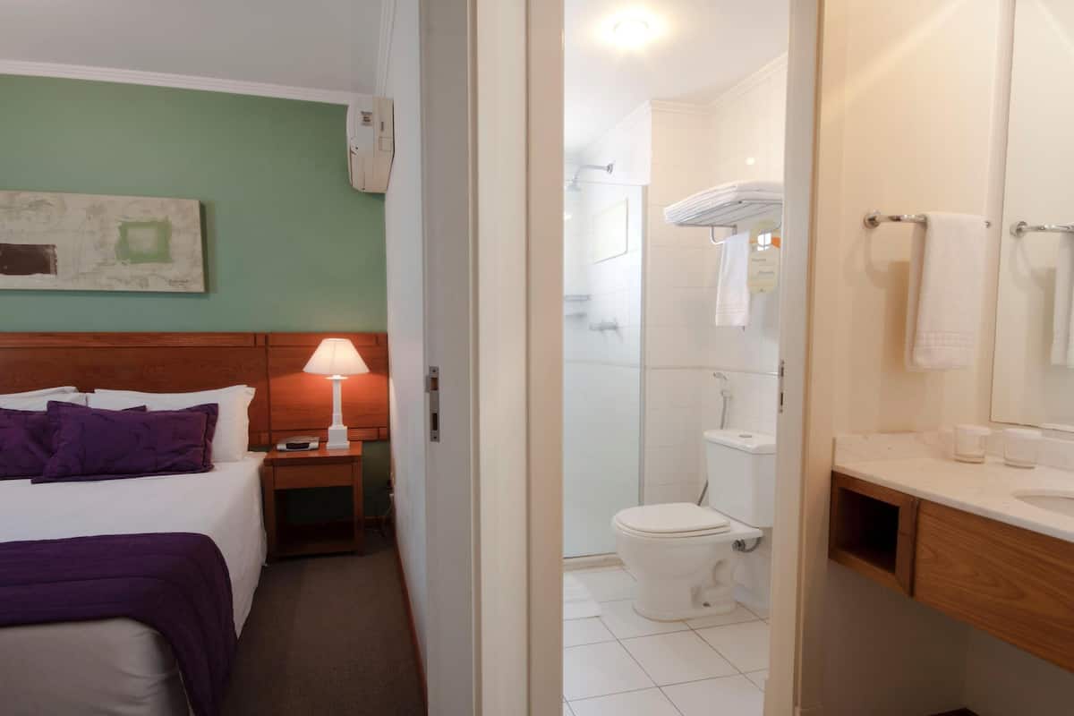 1 sovrum, minibar, värdeförvaringsskåp på rummet och skrivbord