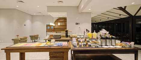 Daily buffet breakfast (BRL 47 per person)