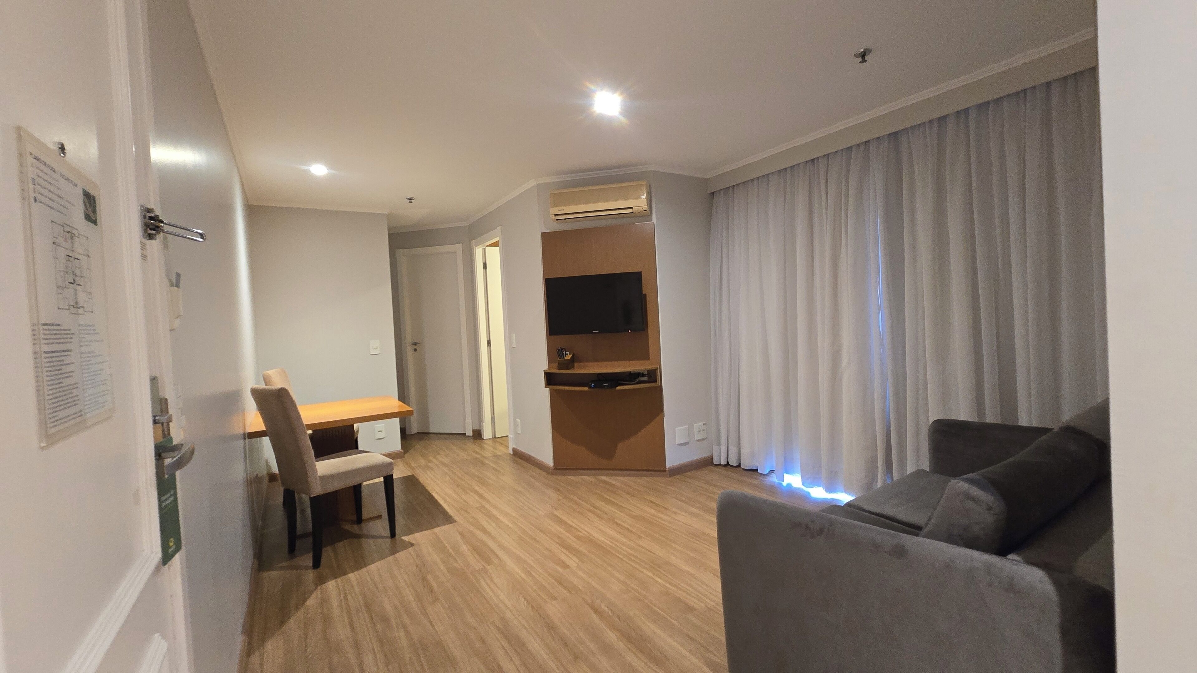 迷你吧、客房內保險箱、書桌、遮光布/窗簾