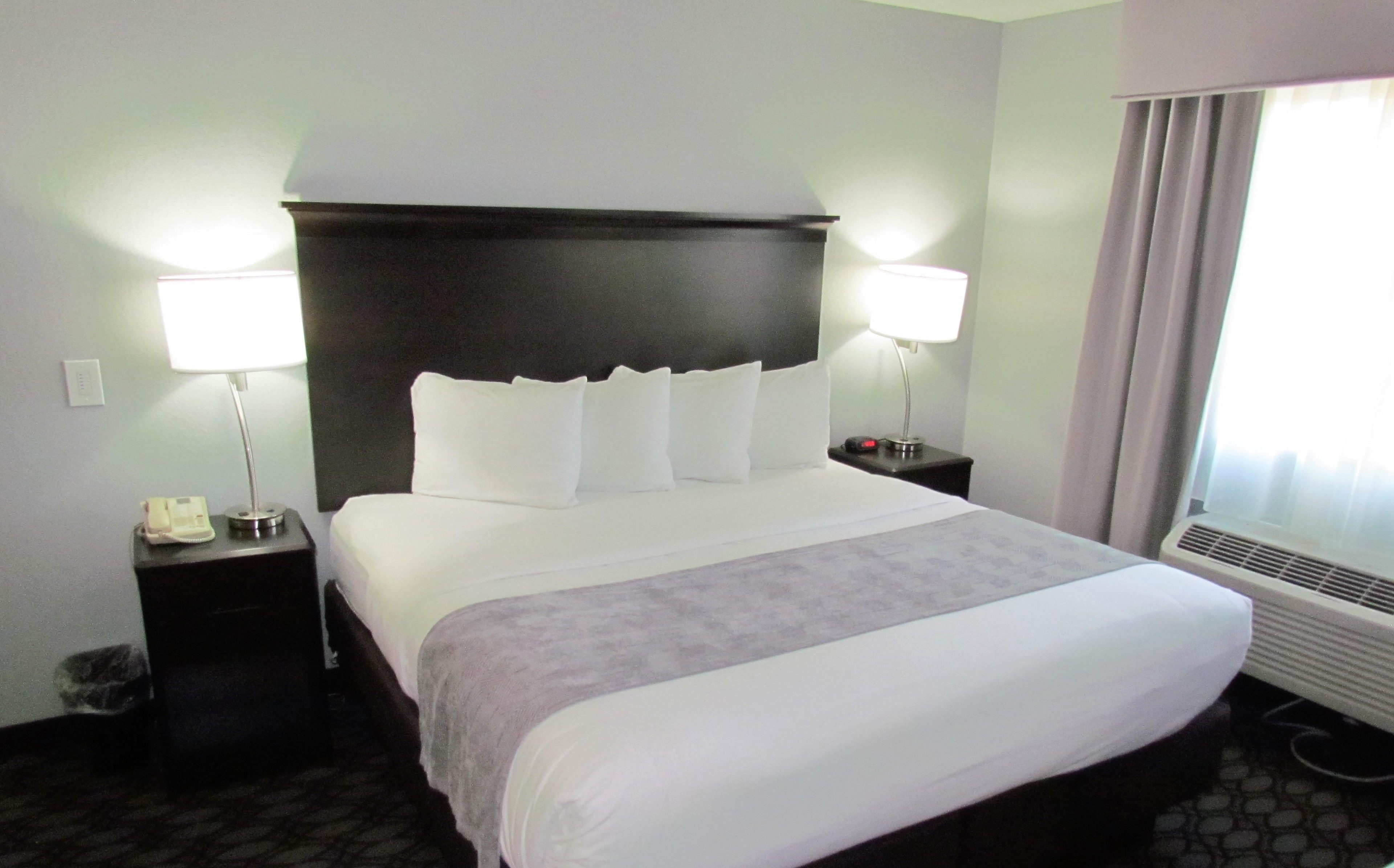 Escritorio, cortinas blackout y sistema de insonorización 