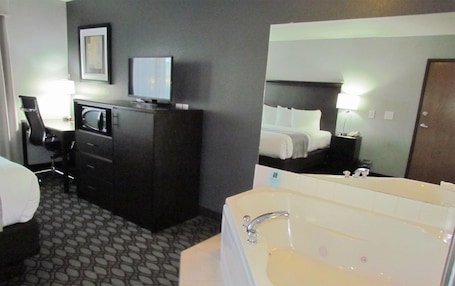 Jetted bathtub. Oak Hill Inn & Suites