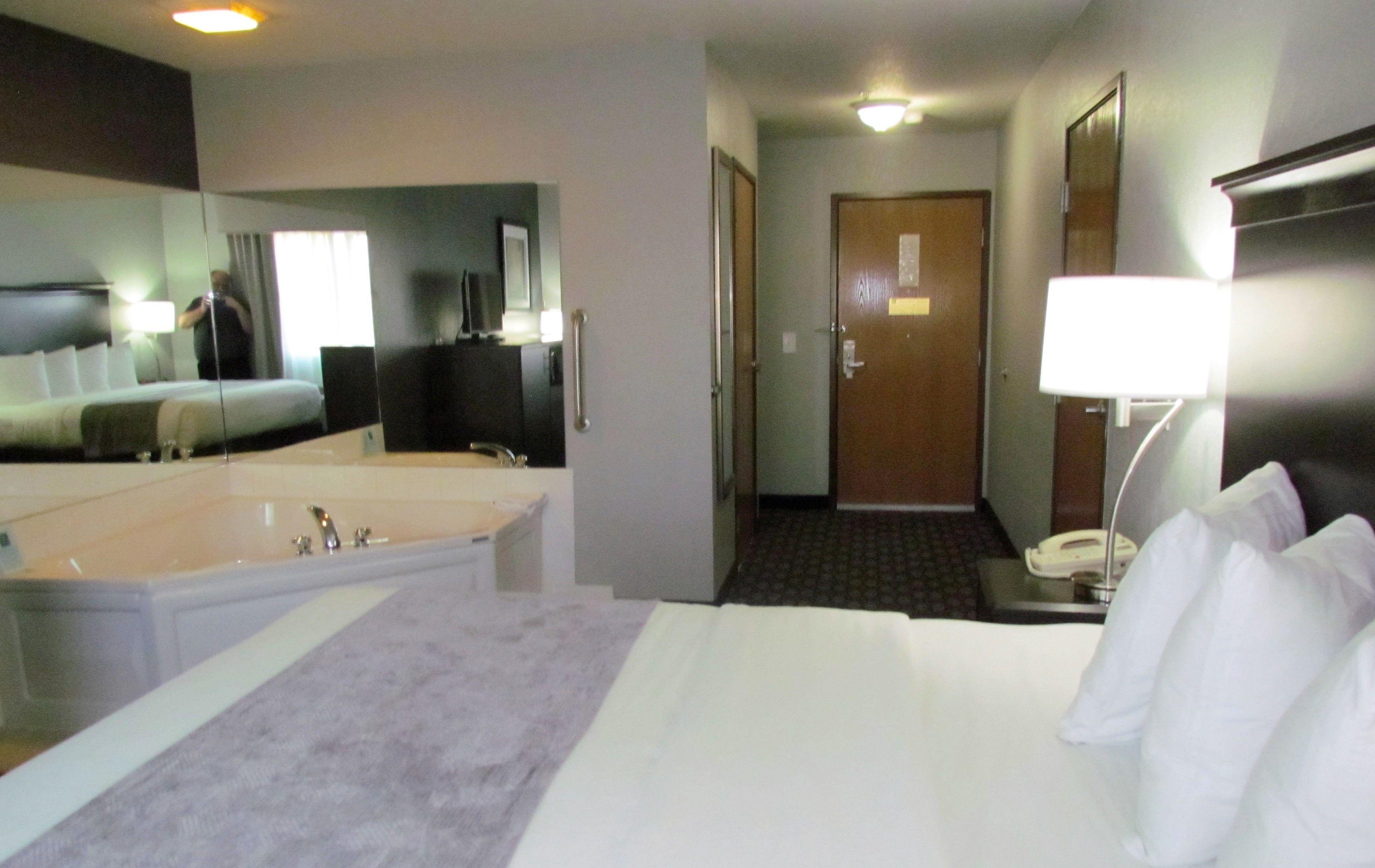 deluxe room, 1 king bed, accessible, non smoking | desk, blackout curtains, soundproofing, iron/ironing board