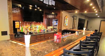 Oak Hill Inn & Suites