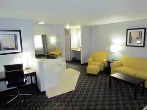 Honeymoon Suite, 1 King Bed, Non Smoking, Jetted Tub | Living area - Oak Hill Inn & Suites (Canton)