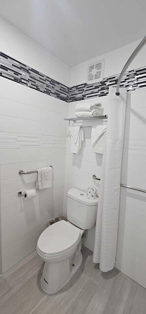 Habitación, 2 camas dobles, accesible para personas con discapacidad, no fumadores (Mobility) | Baño | Ducha y bañera combinadas y artículos de higiene personal gratuitos