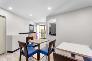 Lobby - Days Inn by Wyndham Indianapolis East Post Road (Indianapolis)