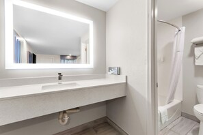 淋浴/盆浴组合、免费洗浴用品、吹风机、毛巾