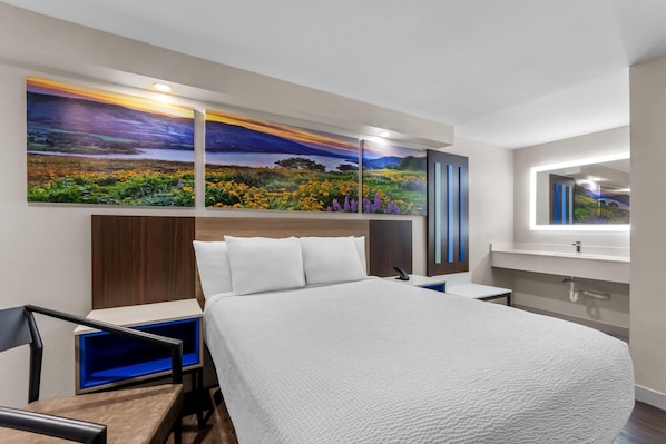 Room, 1 Queen Bed, Non Smoking | Desk, blackout drapes, free cribs/infant beds, free WiFi - Days Inn by Wyndham Indianapolis East Post Road (Indianapolis)