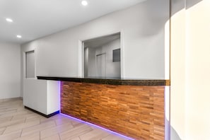 Lobby - Days Inn by Wyndham Indianapolis East Post Road (Indianapolis)