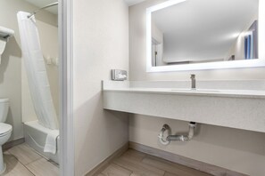 淋浴/盆浴组合、免费洗浴用品、吹风机、毛巾