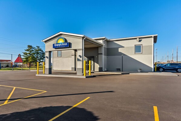 Exterior - Days Inn by Wyndham Indianapolis East Post Road (Indianapolis)